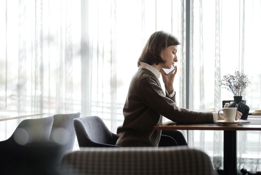 vid-sboku-zensina-rabotausaa-v-restorane.jpg vid-sboku-zensina-rabotausaa-v-restorane.jpg